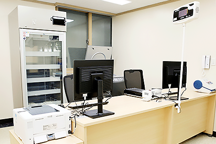 채혈보관기기, 책상과 모니터 의자