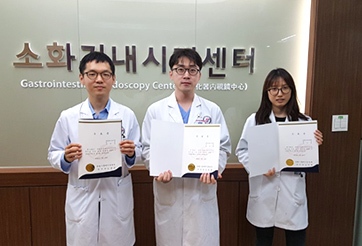 전공의 실습을 하고 있는 사진