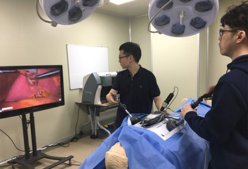 전공의 실습을 하고 있는 사진