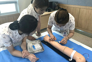 간호사 실습을 하고 있는 사진