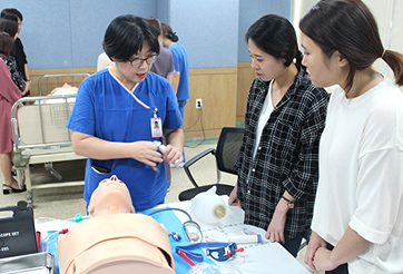 간호사 실습을 하고 있는 사진